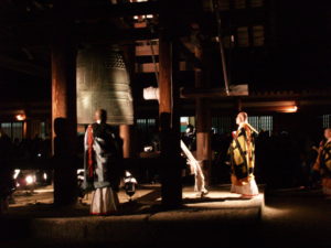 薬師寺の除夜の鐘を突く